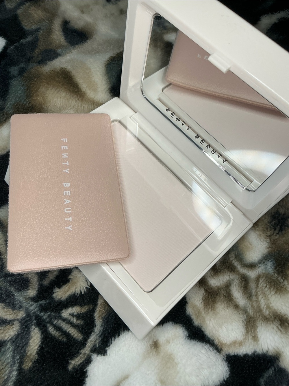 Fenty Invisimatte Instant Setting + Blotting Powder - Picture 5 of 5